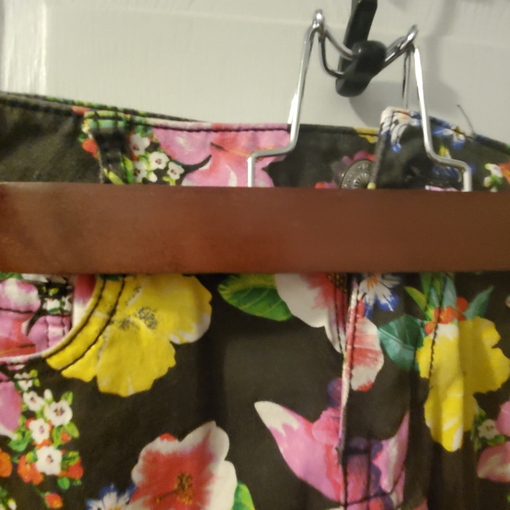 Flower shorts - Picture 3 of 3
